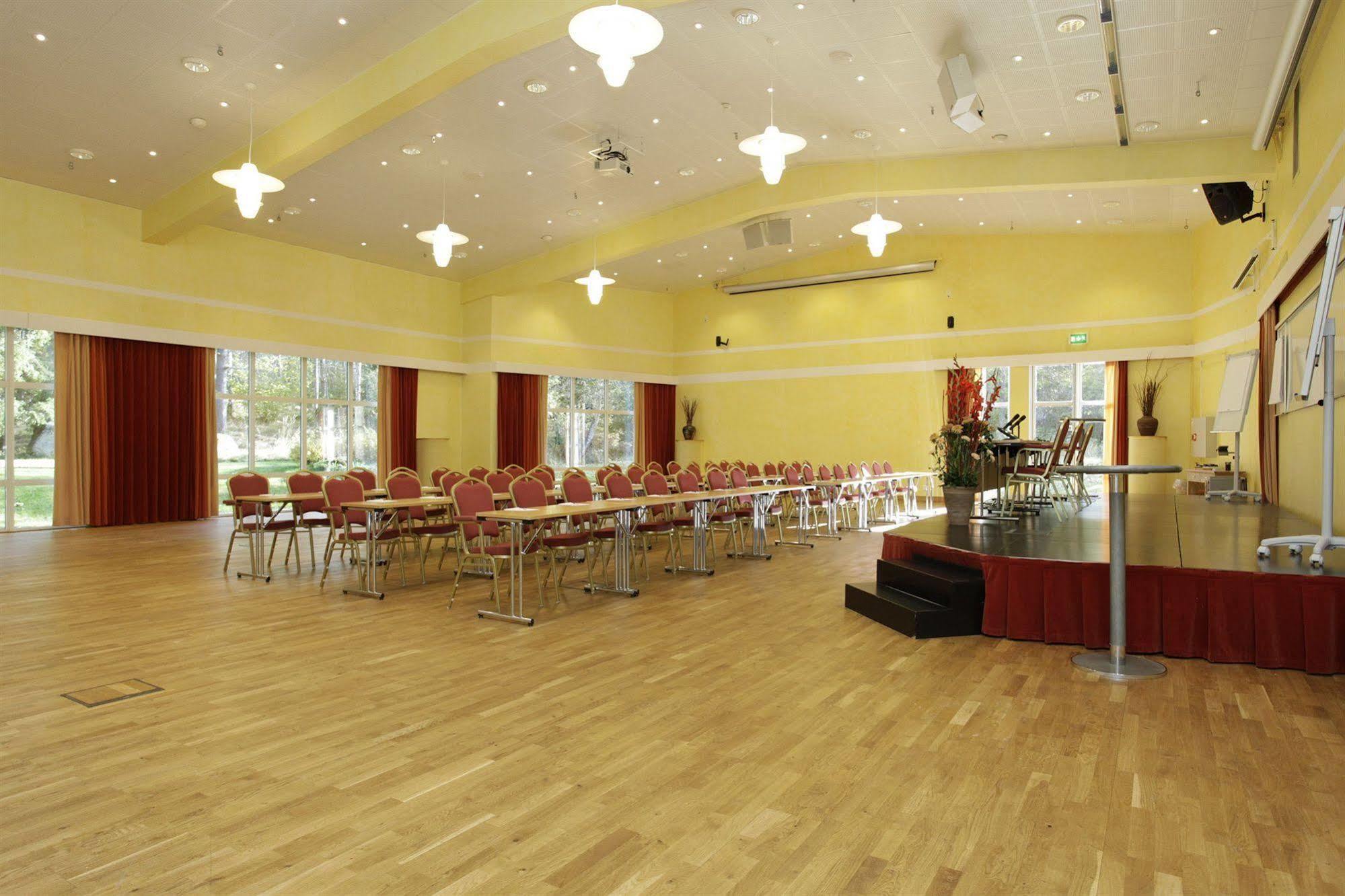 Отель Nova Park Conference Knivsta  Экстерьер фото